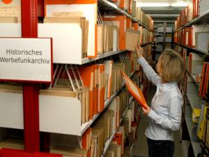 Gabriele Gerber vor Regalen der 
Tonbandsammlung